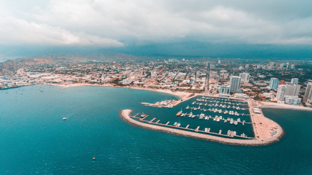 El Rodadero: El Corazón Turístico de Santa Marta
Ubicado a solo unos minutos del centro histórico de Santa Marta, El Rodadero es uno de los destinos más emblemáticos y populares de la ciudad. Con su mezcla de playas paradisíacas, vibrante vida nocturna y una amplia oferta de actividades para todos los gustos, El Rodadero se ha consolidado como el corazón turístico de la región. Es el lugar perfecto para quienes buscan disfrutar del sol, el mar y la energía única del Caribe colombiano.