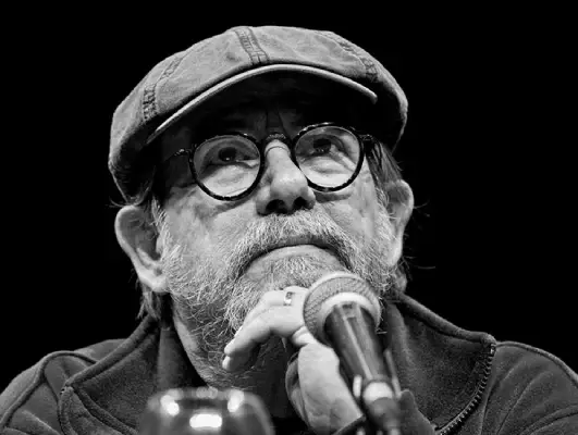 Foto en blanco y negro del cantante latinoamericano Silvio Rodríguez